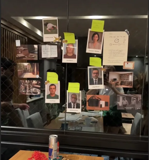 Muro de investigación con fotos de sospechosos, notas y pistas del caso
